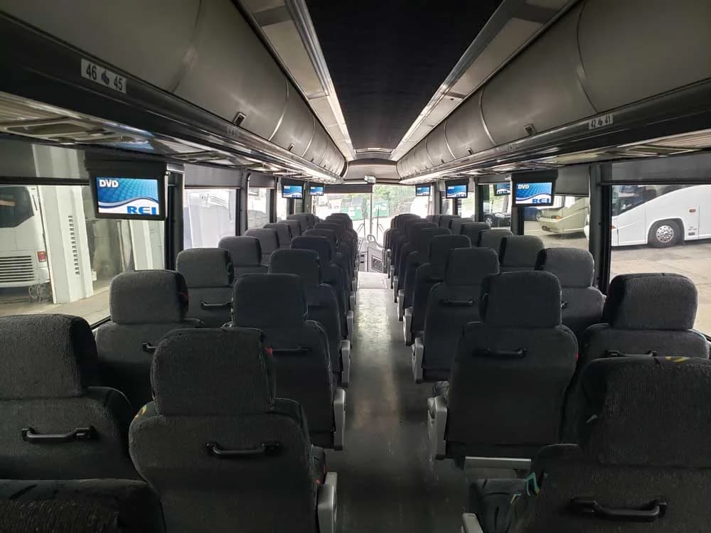 2005 MCI J4500 Coach Bus - Image 9