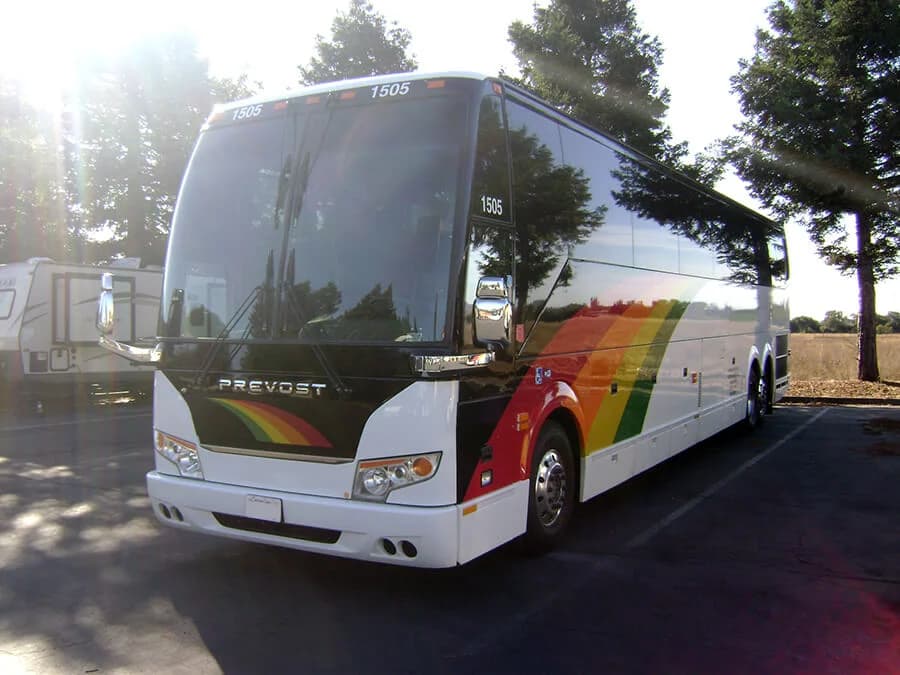 2015 Prevost H3-45 Coach Bus - Image 2