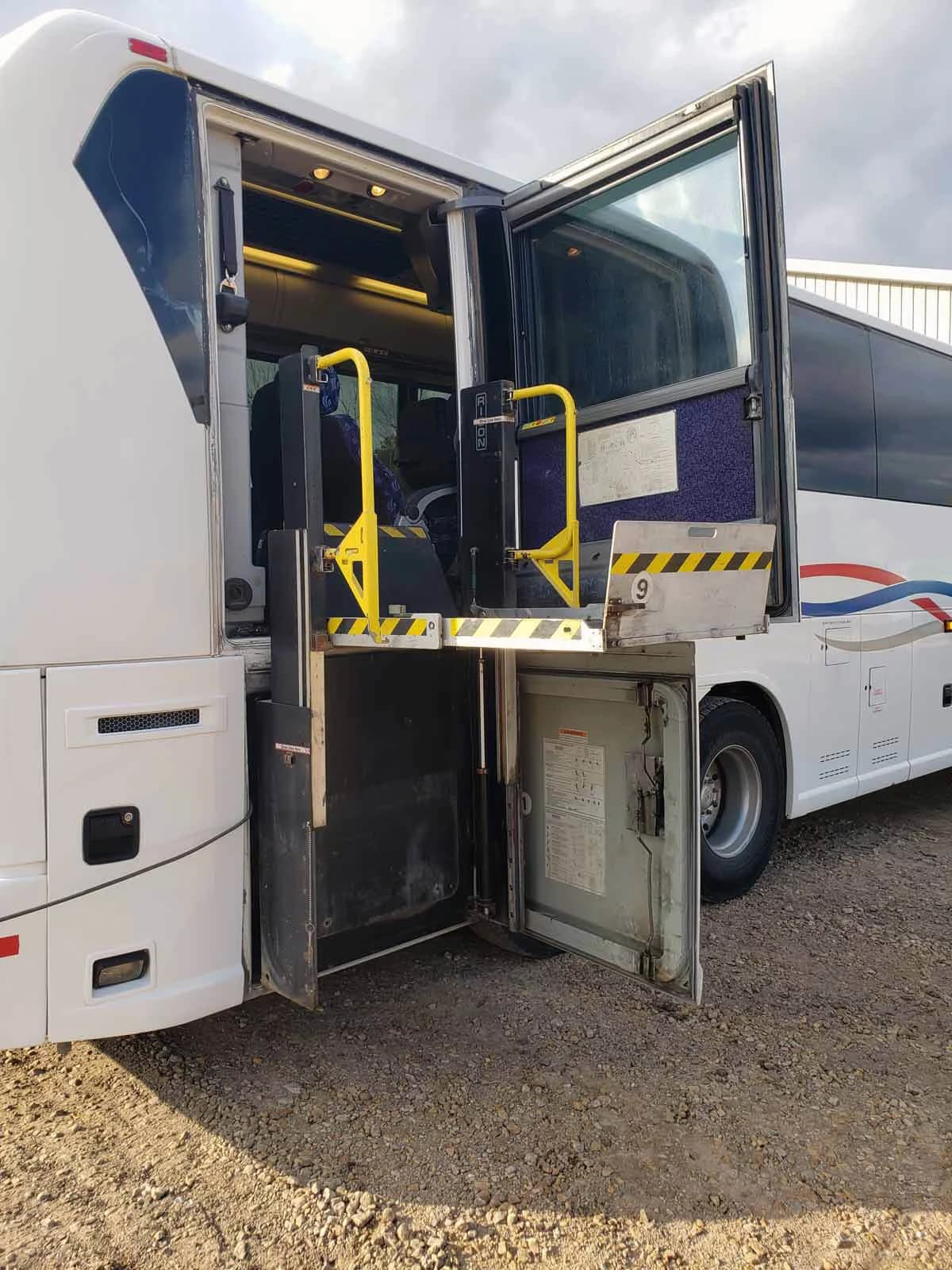 2010 MCI J4500 Coach Bus - Image 10
