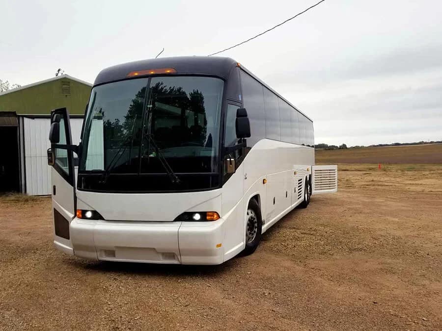 2010 MCI J4500 Coach Bus - Image 2
