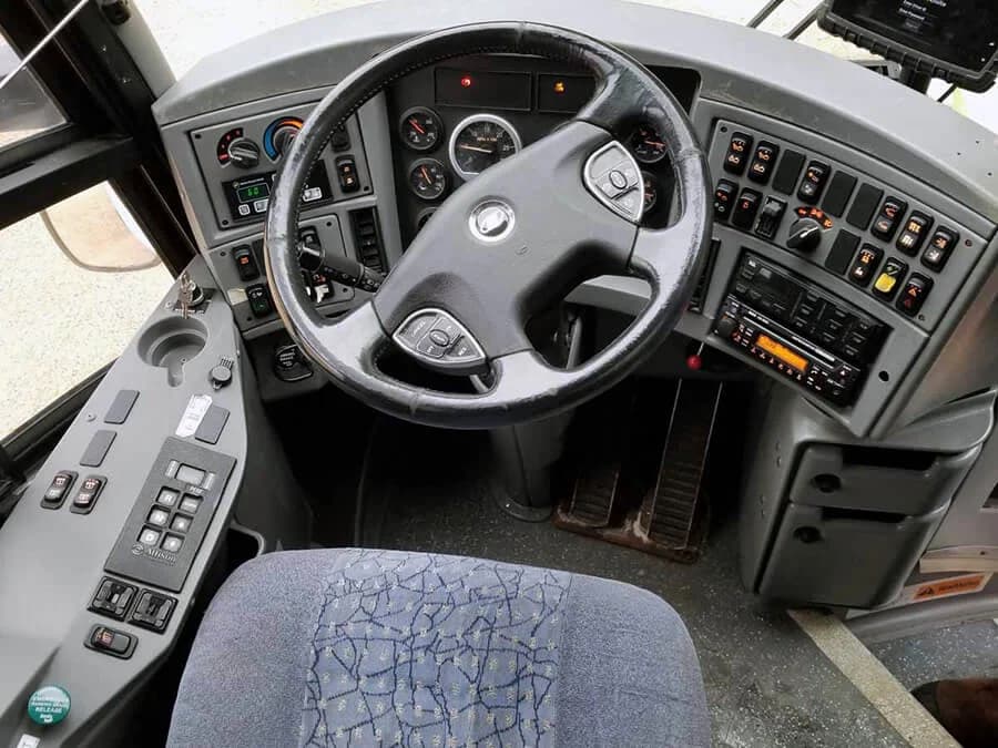 2010 MCI J4500 Coach Bus - Image 3