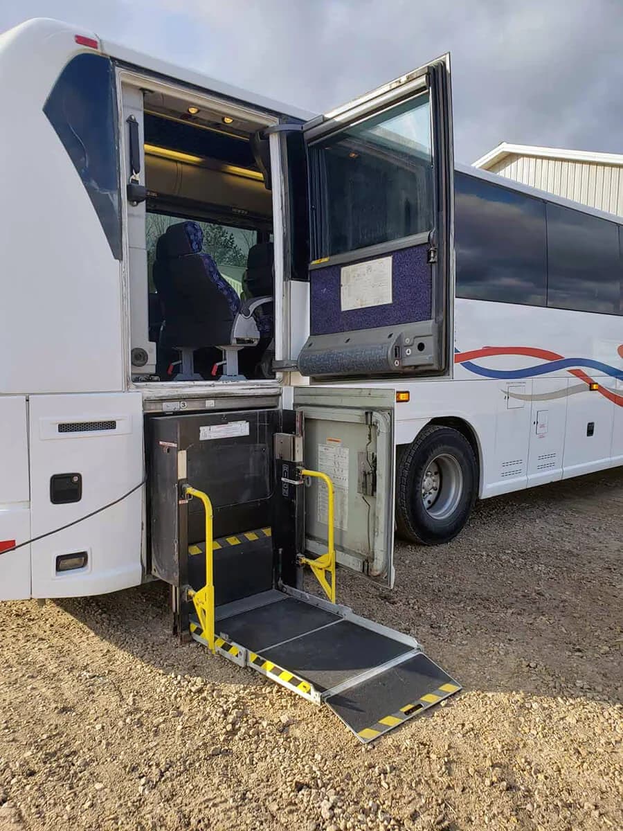 2010 MCI J4500 Coach Bus - Image 9