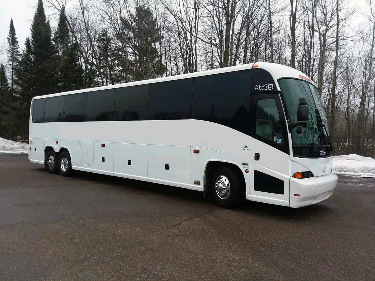 2008 MCI J4500 Coach Bus - Image 2