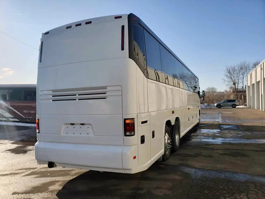 2005 MCI E4500 Coach Bus - Image 2