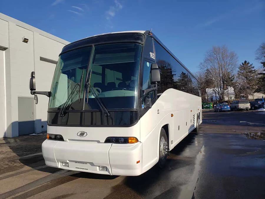 2005 MCI E4500 Coach Bus - Image 4