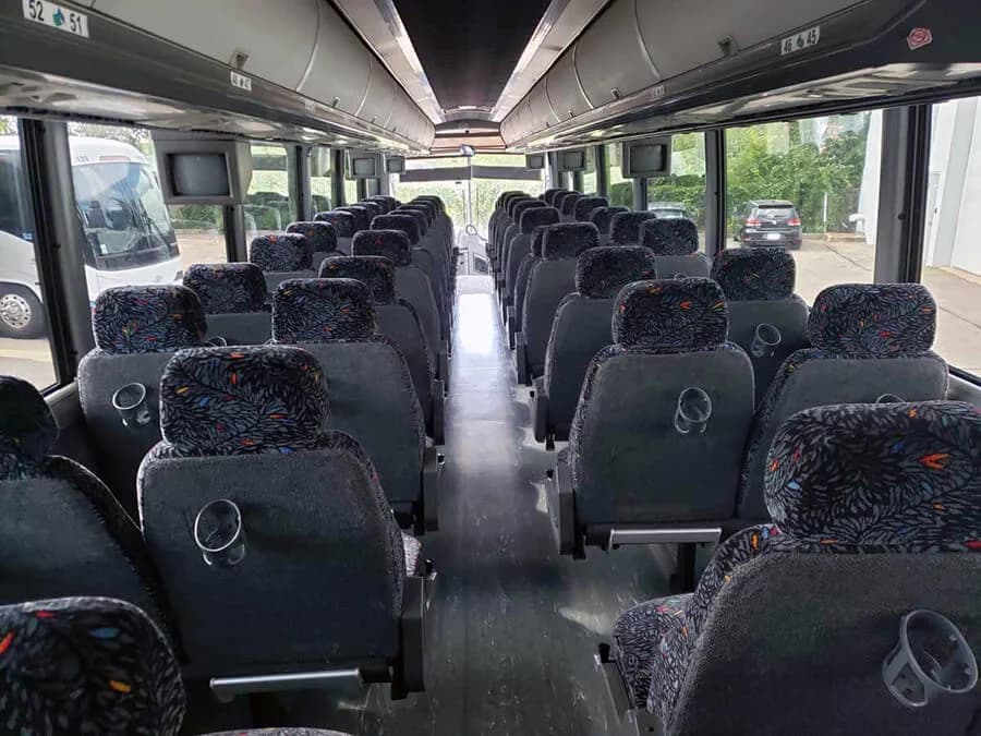 2005 MCI E4500 Coach Bus - Image 8
