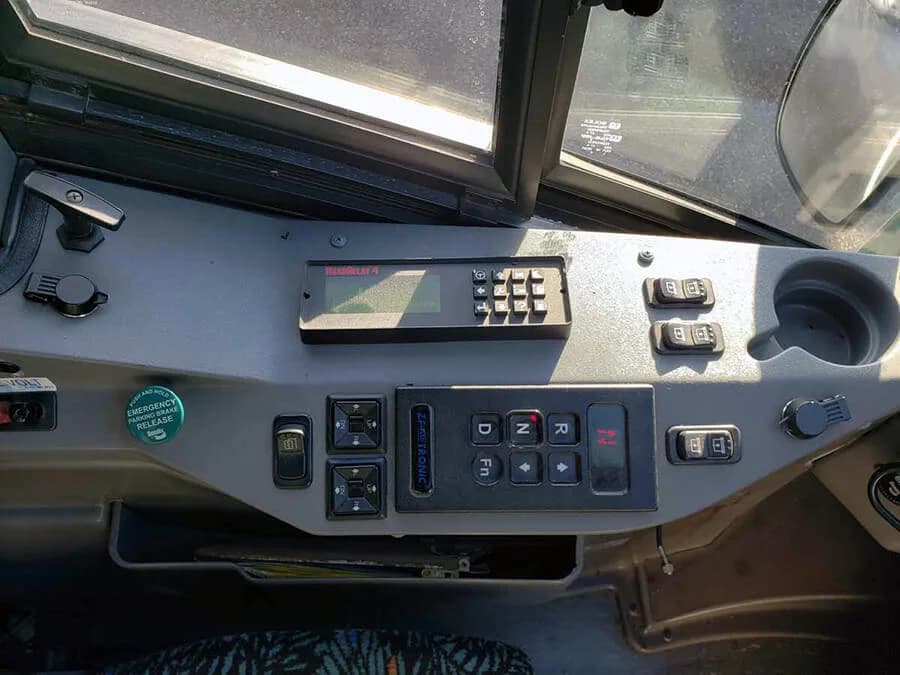 2005 MCI E4500 Coach Bus - Image 9