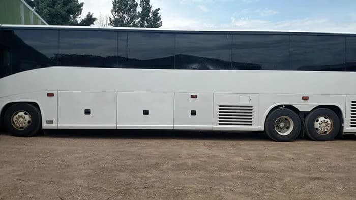 2010 MCI J4500 Coach Bus - Image 3