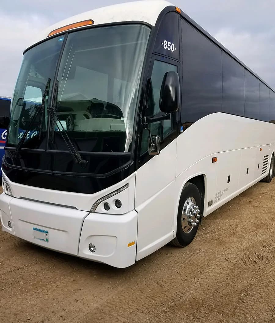 2010 MCI J4500 Coach Bus - Image 2