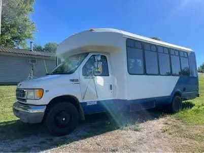 2001 Ford E450 Shuttle Bus - Image 1
