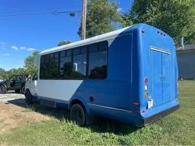 2001 Ford E450 Shuttle Bus - Image 2