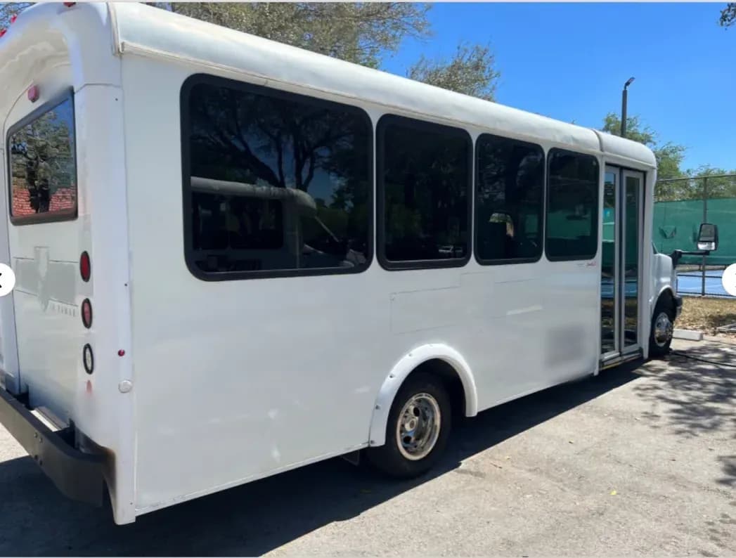 2011 Chevrolet 4500 Shuttle Bus - Image 4