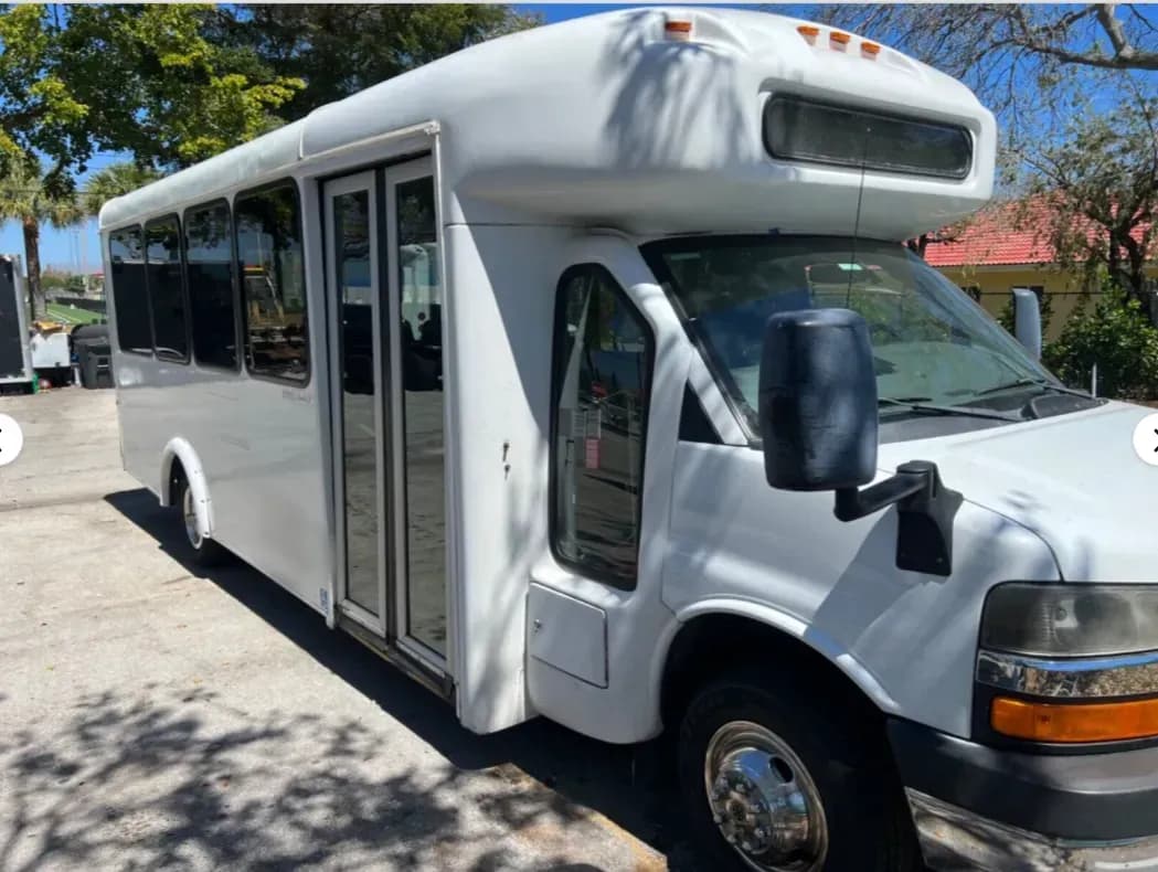 2011 Chevrolet 4500 Shuttle Bus - Image 3