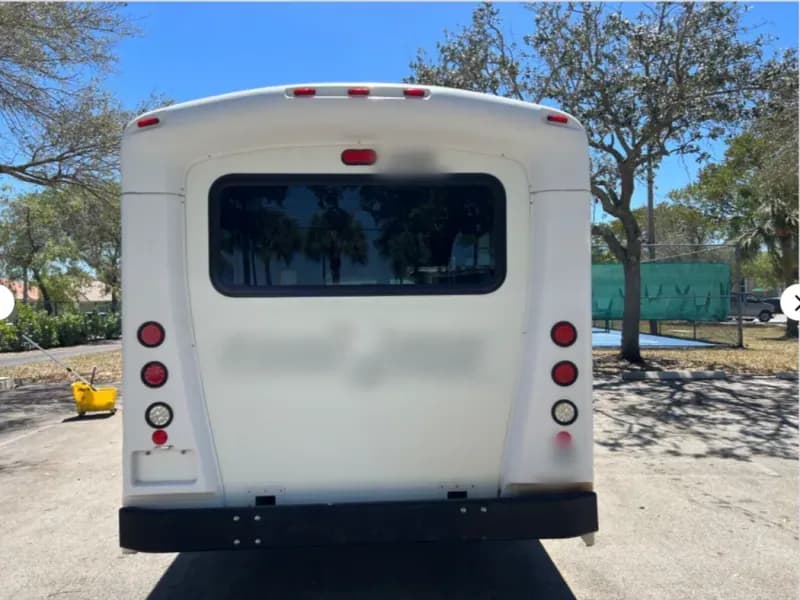 2011 Chevrolet 4500 Shuttle Bus - Image 6