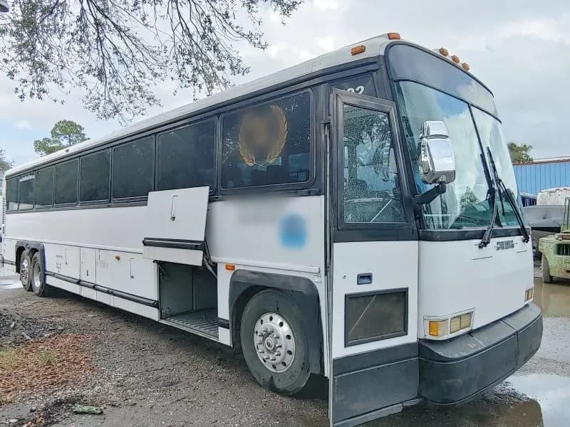 1997 MCI DL-3 Coach Bus - Image 1