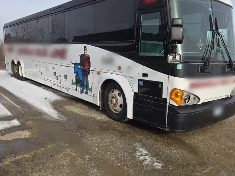 2011 MCI D4505 Motor Coaches - Image 2