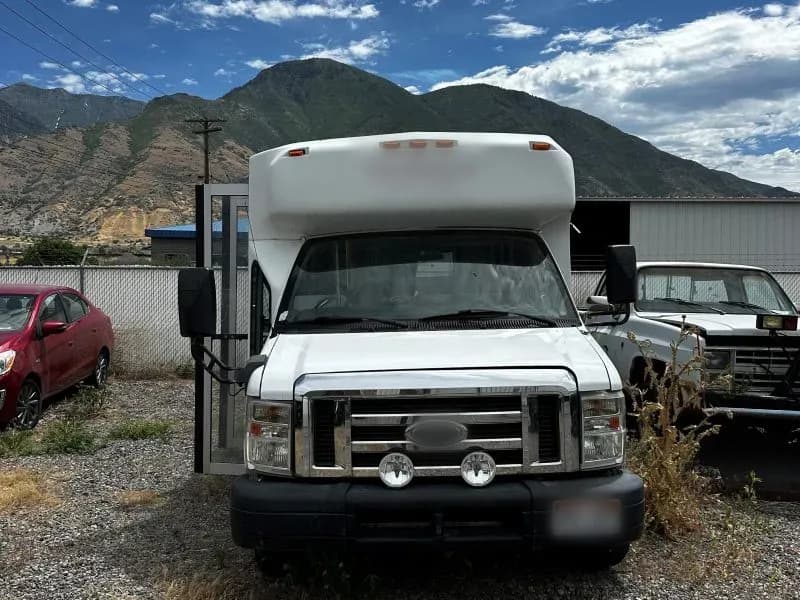 2010 El Dorado Aerotech Shuttle Bus - Image 4