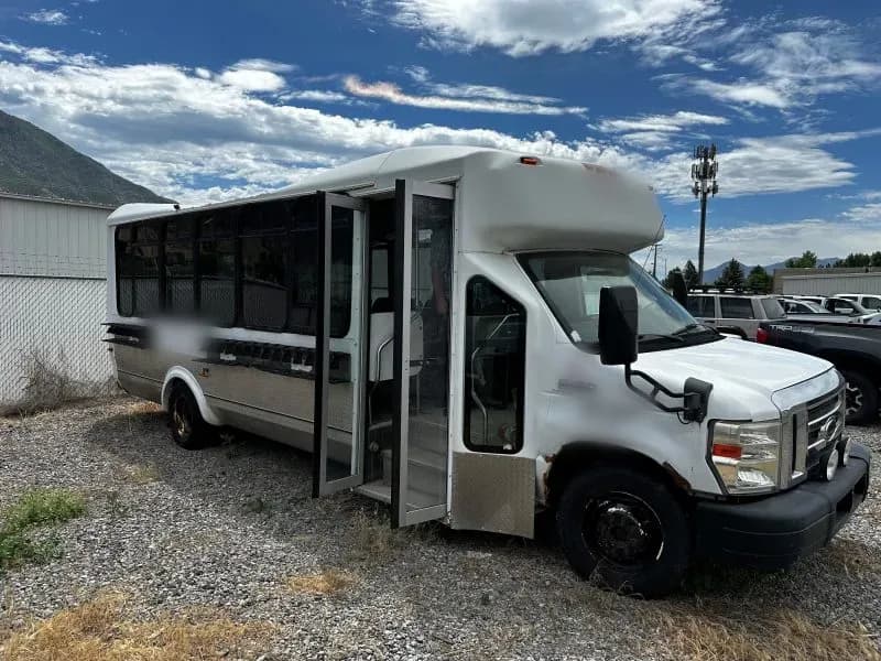 2010 El Dorado Aerotech Shuttle Bus - Image 2