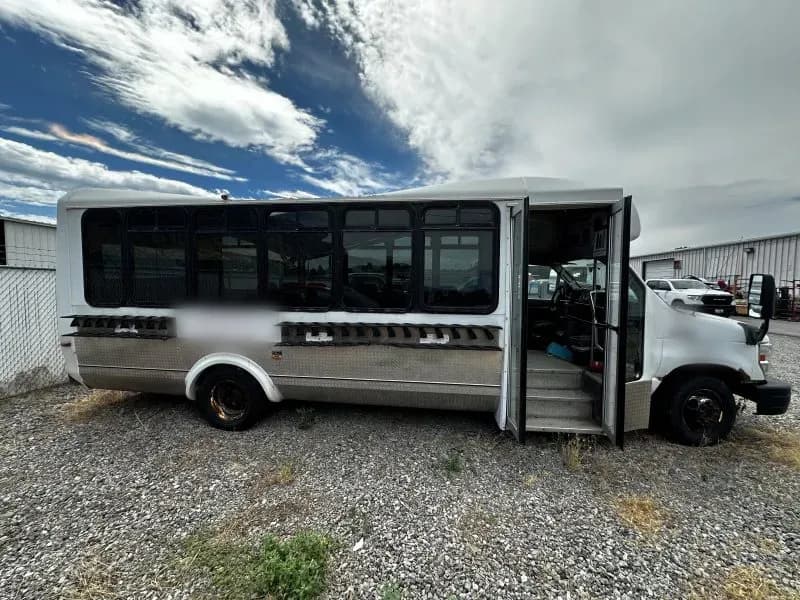 2010 El Dorado Aerotech Shuttle Bus - Image 3
