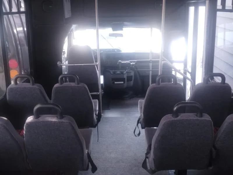 2013 Ford F450 Shuttle Bus - Image 5