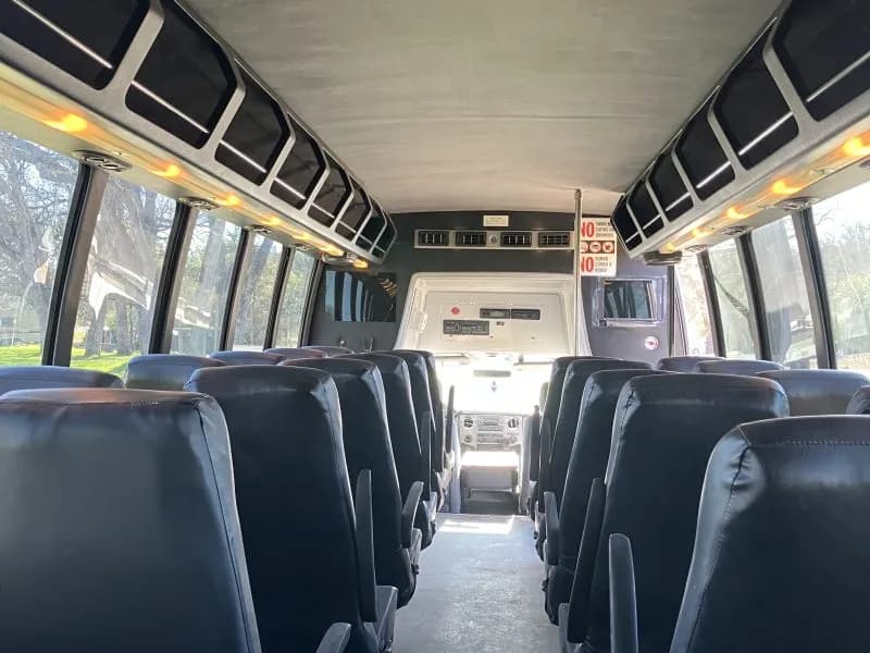 2012 Ford F550 Shuttle Bus - Image 7