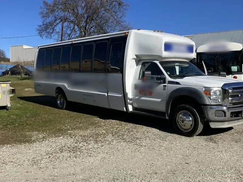 2012 Ford F550 Shuttle Bus - Image 3