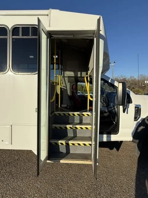 2017 Ford F-550 ADA Shuttle Bus - Image 2