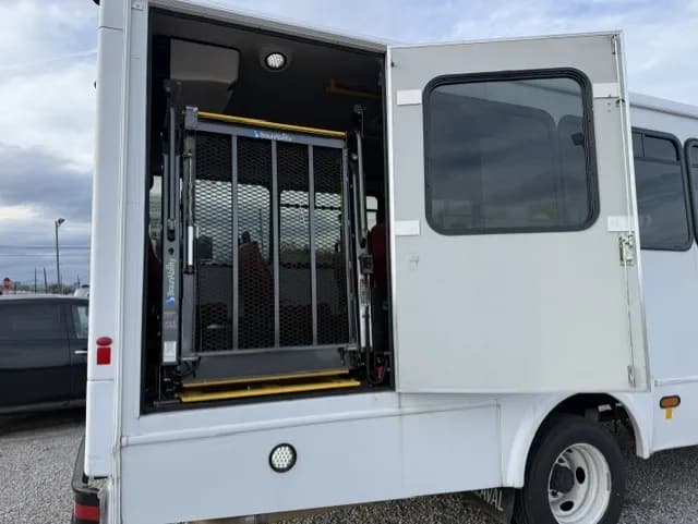 2017 Ford F-550 ADA Shuttle Bus - Image 3