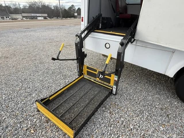 2017 Ford F-550 ADA Shuttle Bus - Image 4
