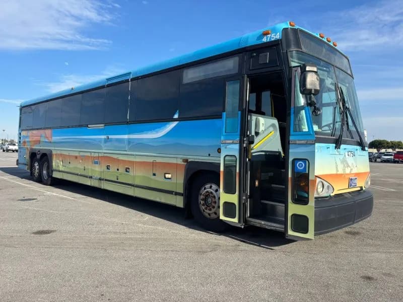 2008 MCI 4500CT Motor Coaches - Image 1