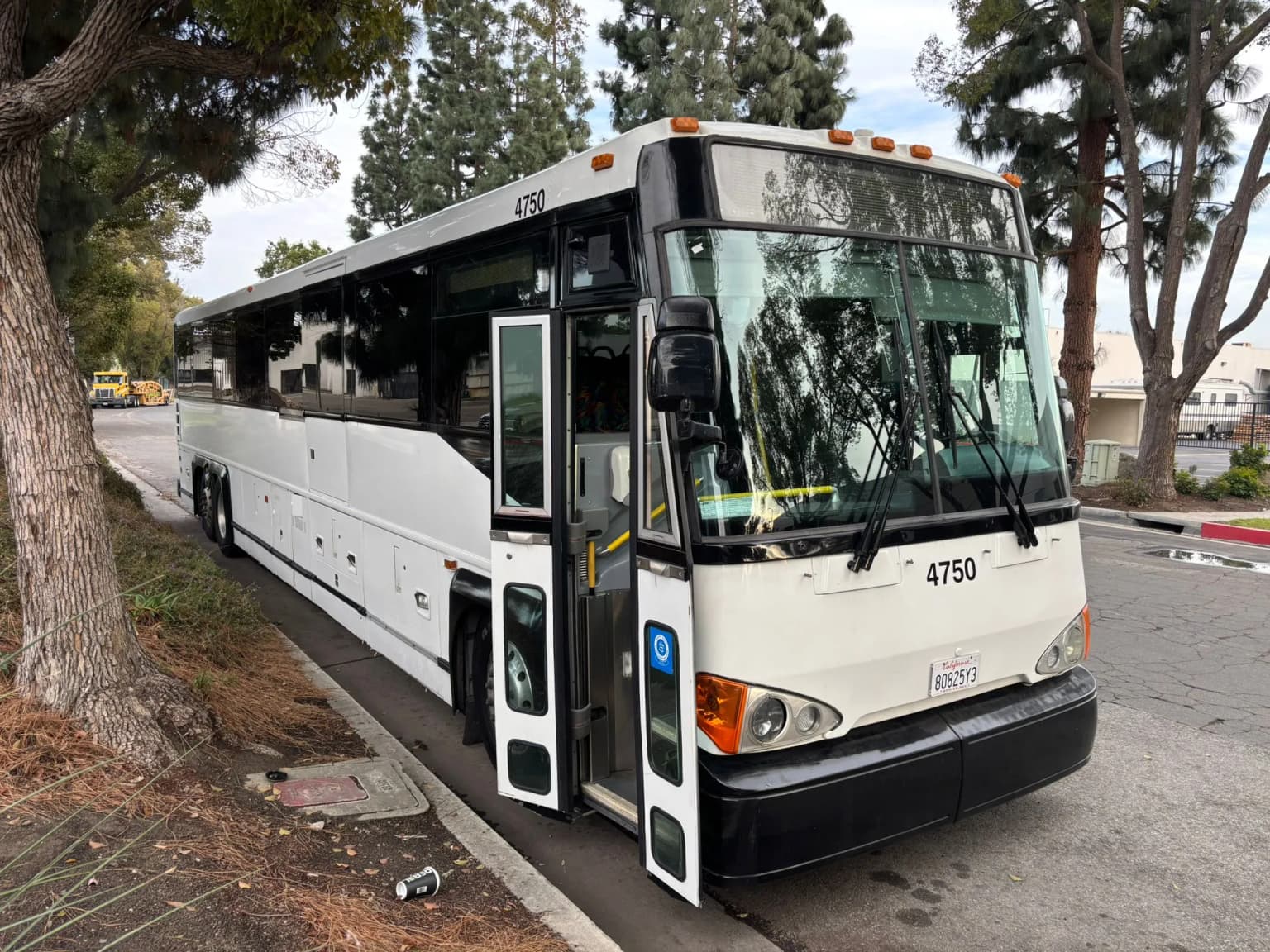 2008 MCI 4500CT Motor Coaches - Image 2