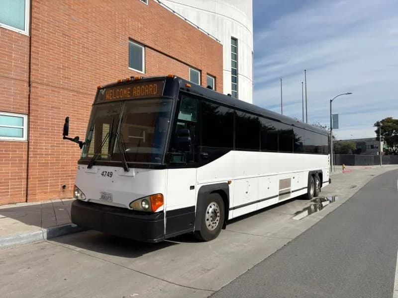 2008 MCI 4500CT Motor Coaches - Image 2