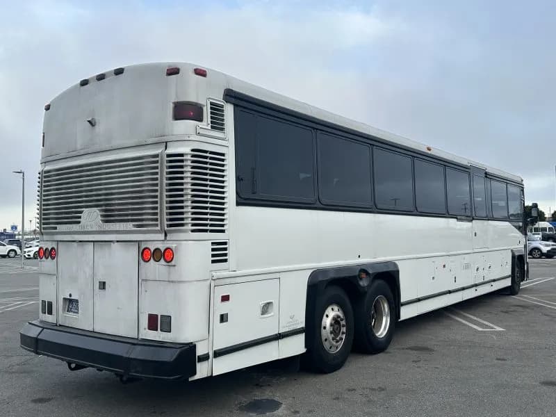 2004 MCI D4500 Motor Coaches - Image 4
