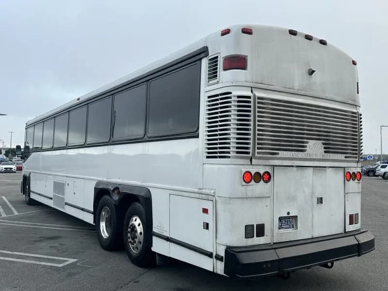2004 MCI D4500 Motor Coaches - Image 2