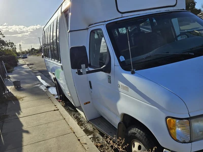1999 Ford Shuttle Bus - Image 3