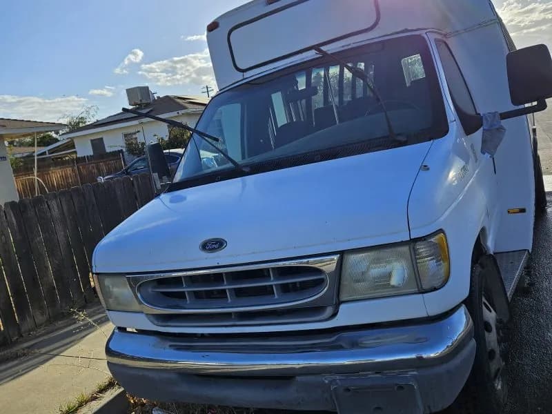 1999 Ford Shuttle Bus - Image 1