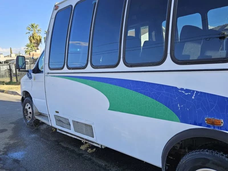 1999 Ford Shuttle Bus - Image 2