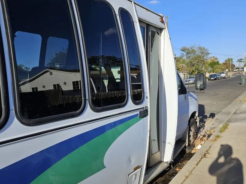 1999 Ford Shuttle Bus - Image 4