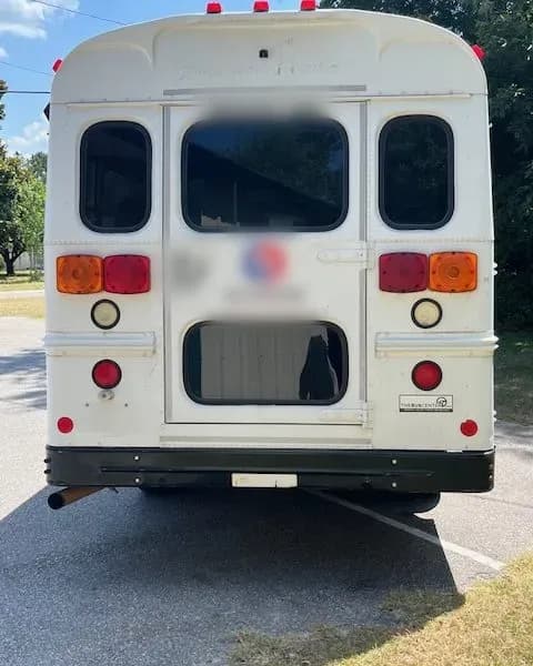 2007 Chevrolet Express Shuttle Bus - Image 4