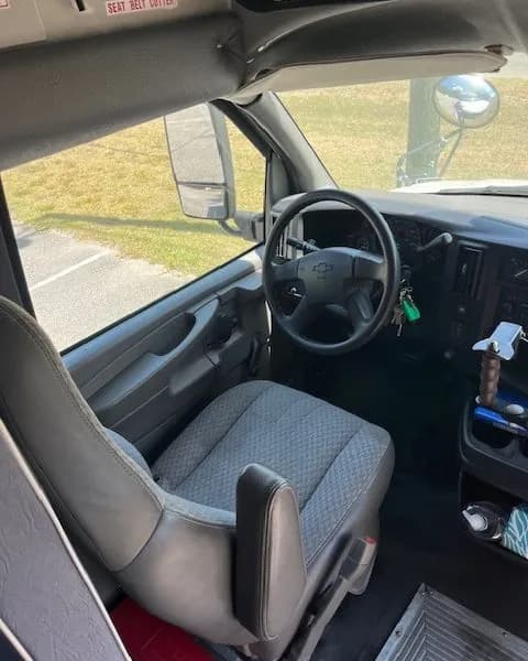 2007 Chevrolet Express Shuttle Bus - Image 6