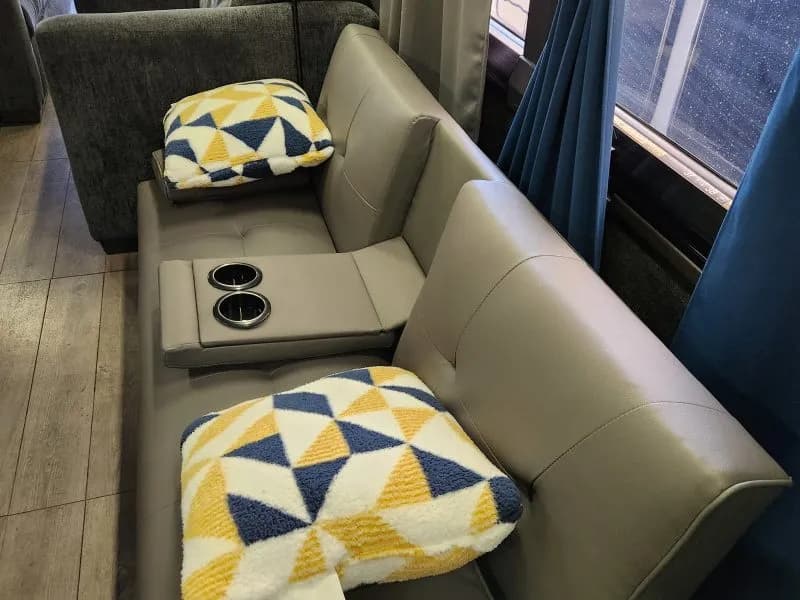 1998 Prevost H3-41 Motor Coaches - Image 6