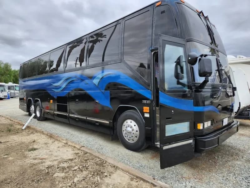 1998 Prevost H3-41 Motor Coaches - Image 1
