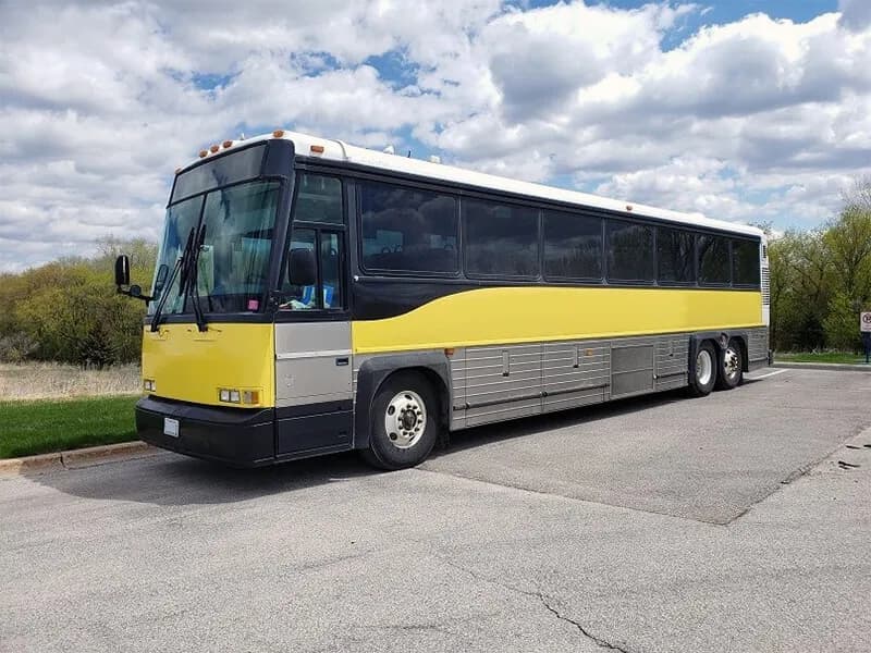 2003 MCI D4000 RCL 83 Motor Coaches - Image 1