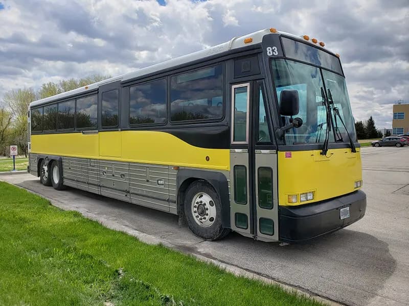 2003 MCI D4000 RCL 83 Motor Coaches - Image 2