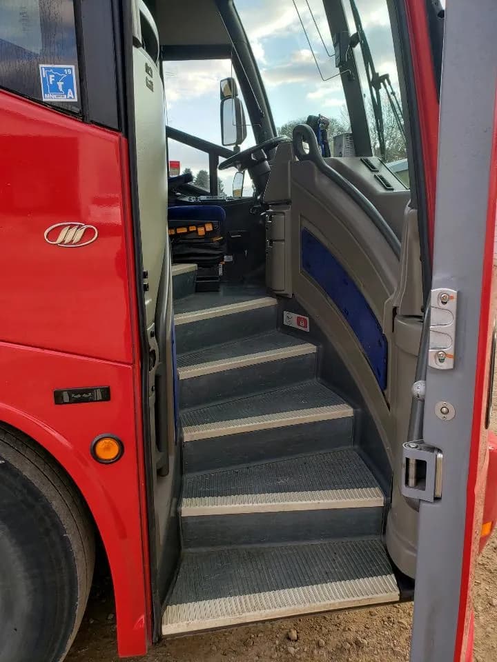 2003 MCI J4500 Motor Coaches - Image 2