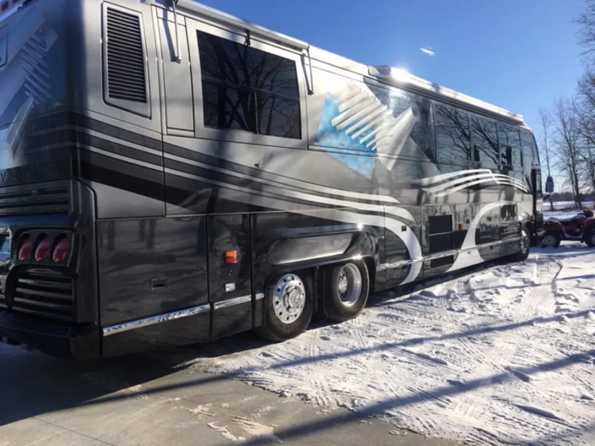 2000 Prevost Matharon Motorcoach - Image 2