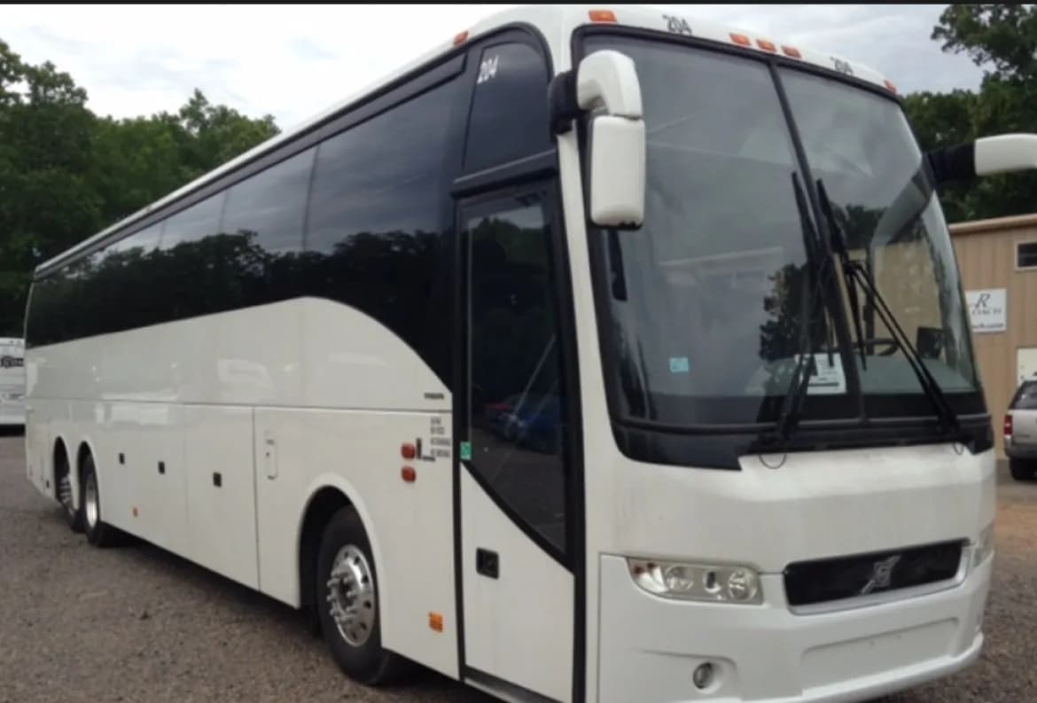 2013 Volvo 9700 Motorcoach - Image 2