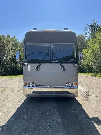 2005 Prevost XL2 Entertainer Coach - Image 2