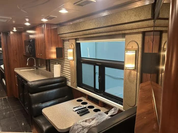 2005 Prevost XL2 Entertainer Coach - Image 12