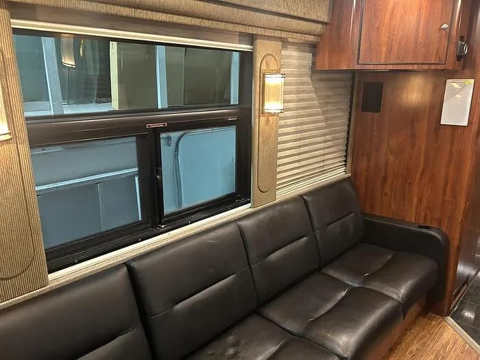 2005 Prevost XL2 Entertainer Coach - Image 13